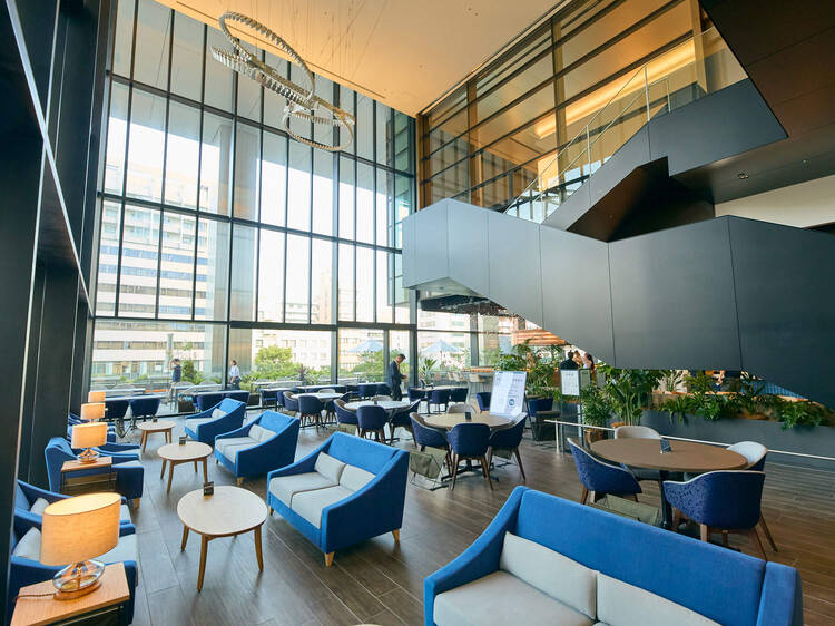 水辺フードコートで作業に耽る。