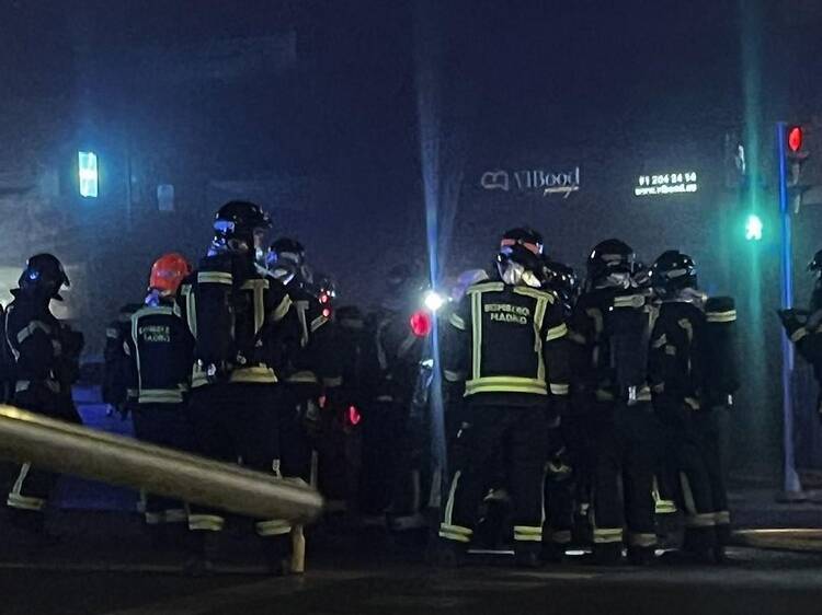 Tensión en el distrito Retiro: así ha sido el incendio que ha quemado seis vehículos en este párking de Madrid