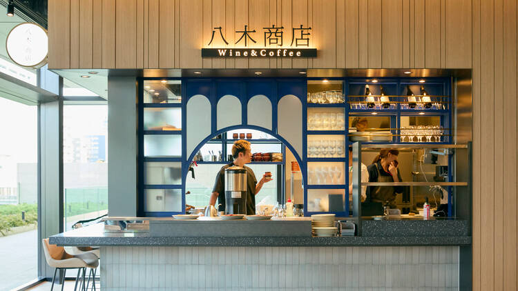 多彩な肉料理を堪能する。