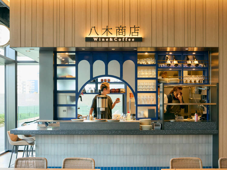 多彩な肉料理を堪能する。