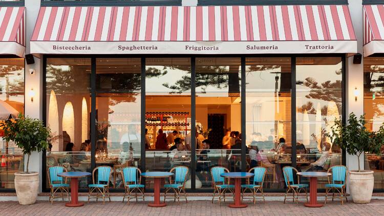 Streetside diner