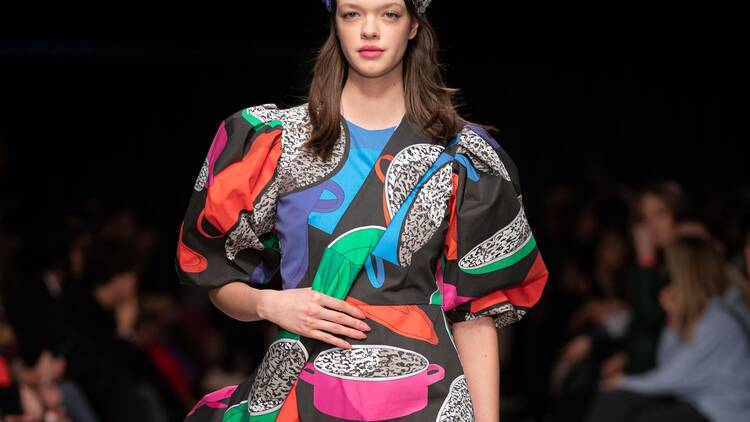 Tomcsányi Dóra tervezésű ruha a 2025-ös tavaszi Central European Fashion Week kifutóján a budapesti divathéten