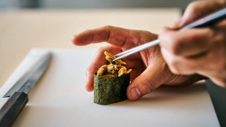 静謐なカウンターで極上の美食を体験する。