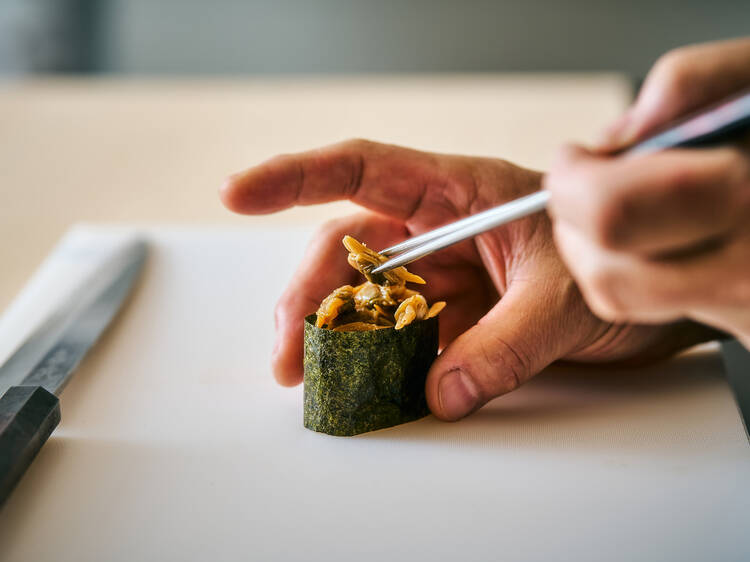 静謐なカウンターで極上の美食を体験する。