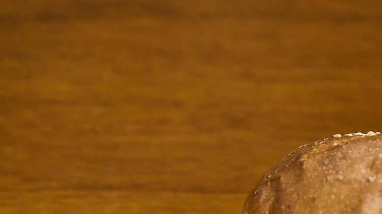 天然酵母のバーガーで肉と小麦を味わう。