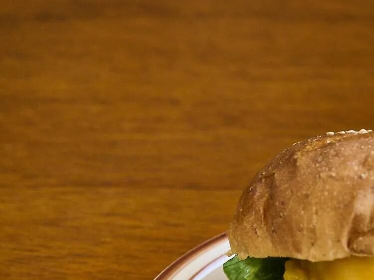 天然酵母のバーガーで肉と小麦を味わう。