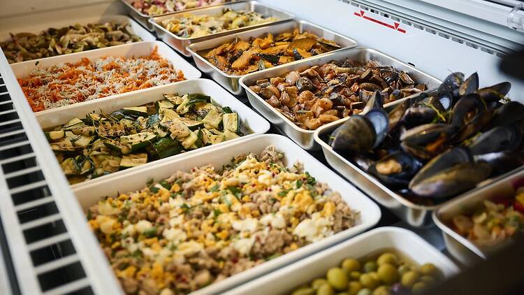 色とりどりのイタリアン惣菜に目移りする。