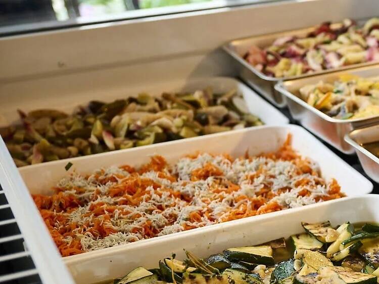 色とりどりのイタリアン惣菜に目移りする。