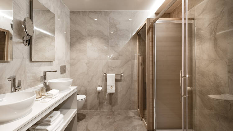 Palazzo Castagna, bathroom with grey and white tiles