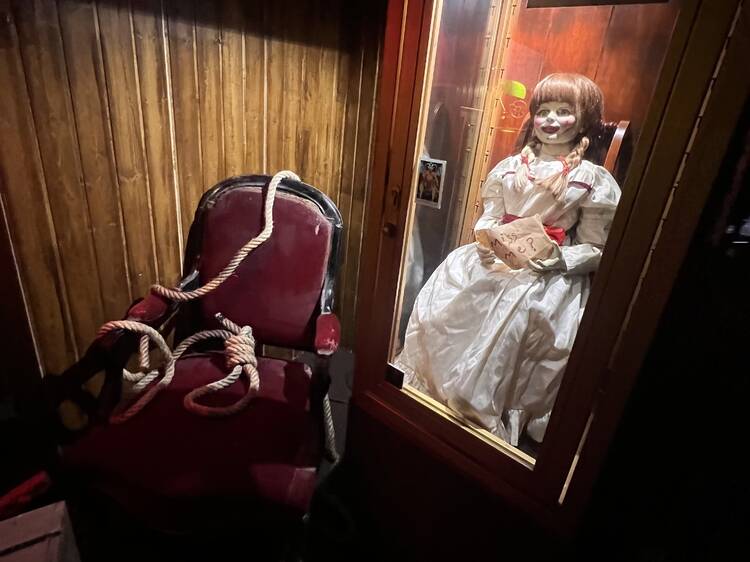 Aparece en Malasaña el museo más diabólico de Madrid: así es la experiencia gratuita y terrorífica entre objetos icónicos de la saga Expediente Warren