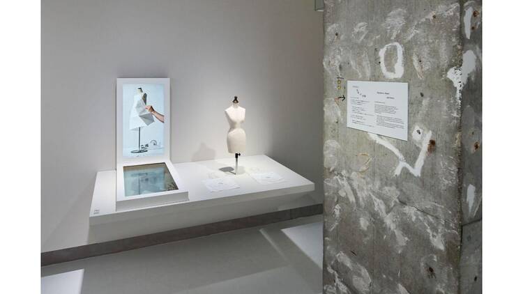 折りから生まれる かたちと思考