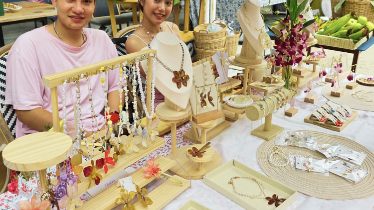 Bangtao beach market