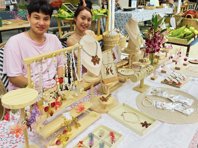 Bangtao beach market