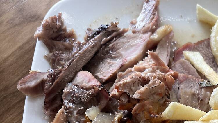 Fastuoso codillo con patatas del Bar Galicia del Paral·lel