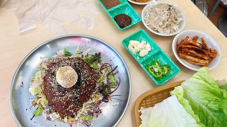 Un pequeño coreano para comer un codillo único
