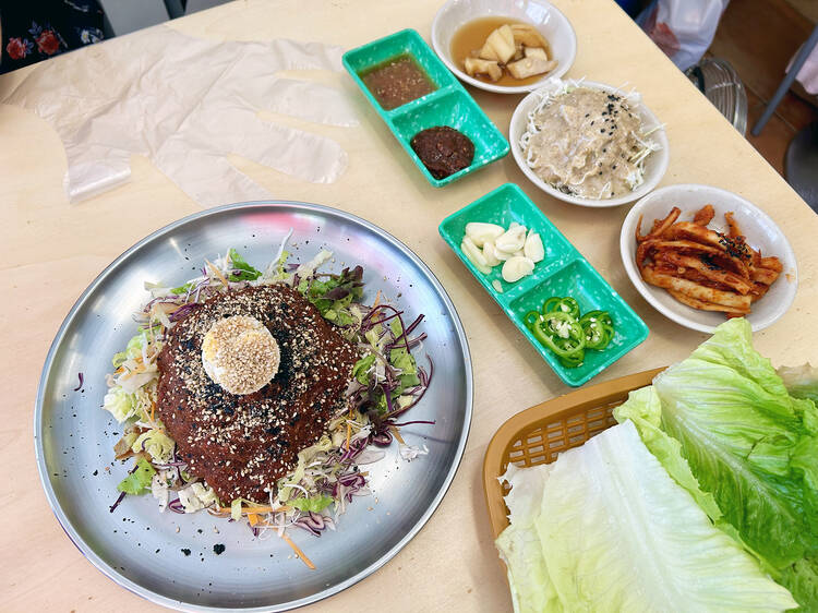 Un pequeño coreano para comer un codillo único