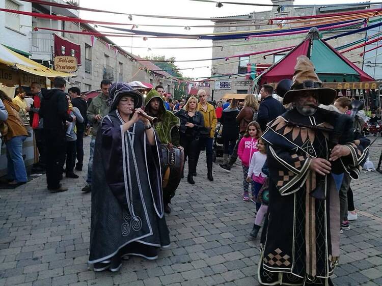 Espectáculos con fuego, talleres de artesanía y pasacalles: así es el mercado medieval que llena las calles del casco antiguo de Collado Villalba