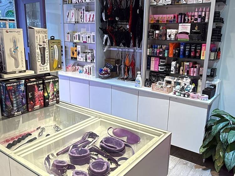 Savage, sex shop