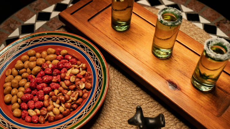 Botanas al centro de la mesa