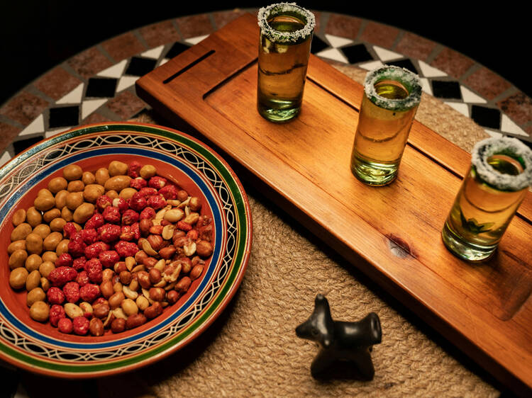 Botanas al centro de la mesa