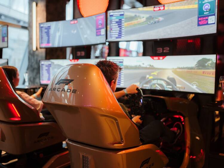 Más de 70 simuladores de conducción, sala VIP y grandes pantallas: así es la nueva experiencia inmersiva para los amantes de la Fórmula 1 en Madrid