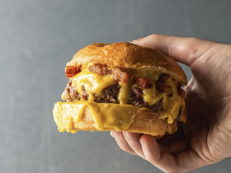 Abre un nuevo templo de las hamburguesas en Madrid y está arrasando: dos conocidos chefs con estrella Michelin están detrás