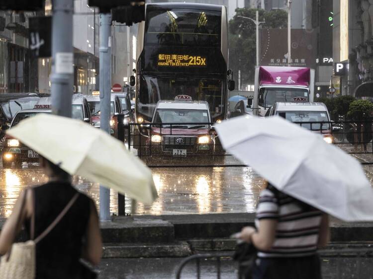 塔巴颱風消息：香港八號風球至少維持至下午1時 香港天文台颱風路徑預測