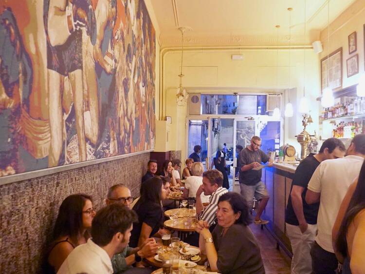 El mític i centenari Bar Mundial de Barcelona reobrirà el dimecres amb els preus en pessetes (i dir que s'hi menja bé és fer curt!)