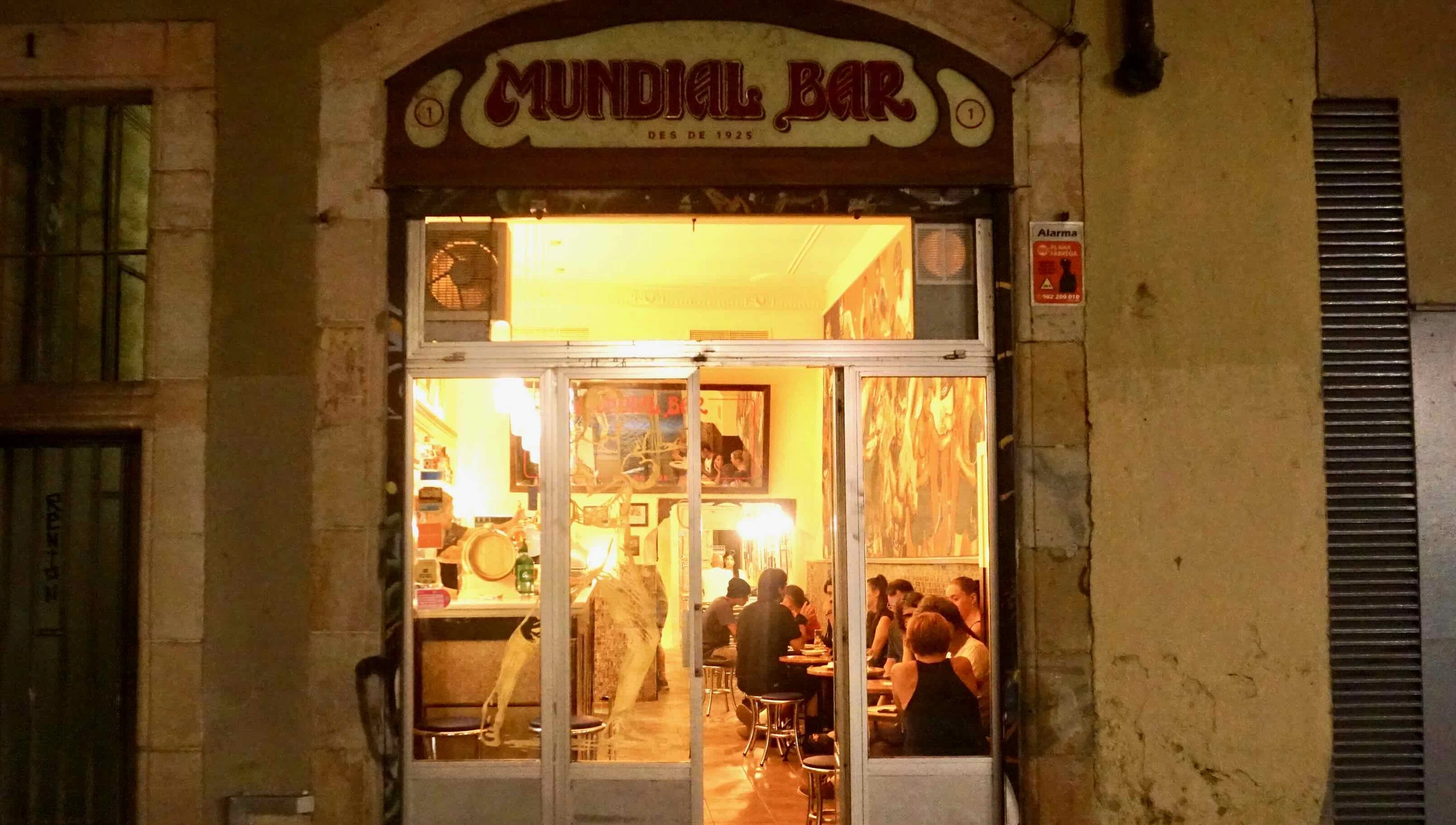 Vuelve la luz a la ic&oacute;nica fachada del Bar Mundial