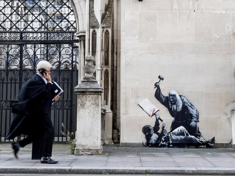 New Banksy in central London: location and potential meaning for Royal Courts of Justice artwork