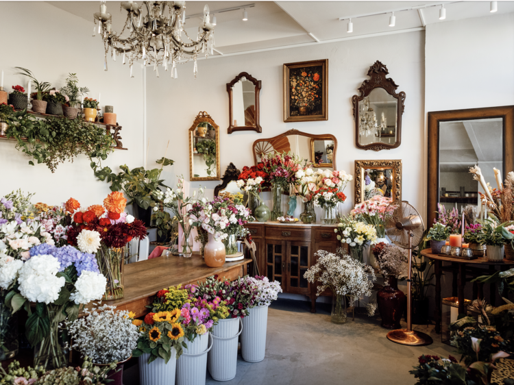 Há uma nova florista no Estoril, que também é antiquário e ponto de encontro