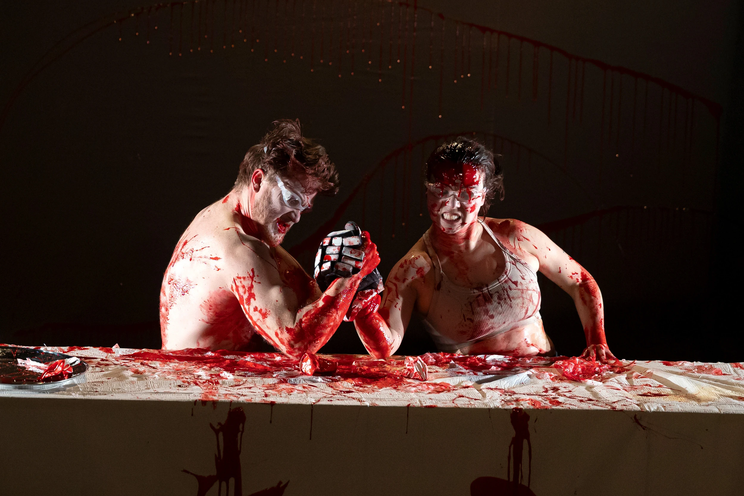 Macbeth Muet / Stummer MacbethSpiel: Marie-H&eacute;l&egrave;ne B&eacute;langer Dumas und J&eacute;r&eacute;mie Francoeur | Sounddesign und Beleuchtung: Jon Lachlan Stewart | Szenografie: C&eacute;dric Lord | B&uuml;hnenmanagerin: Lisandre Coulombe | Originalkonzept und k&uuml;nstlerische Leitung: Marie-H&eacute;l&egrave;ne B&eacute;langer Dumas und Jon Lachlan StewartOrt: Alte Feuerwache Mannheim Foto: Lys Y. Seng