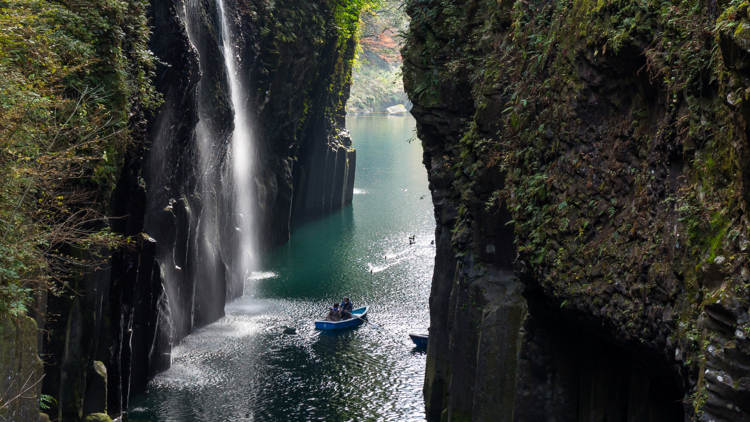 Paddle through Takachiho Gorge