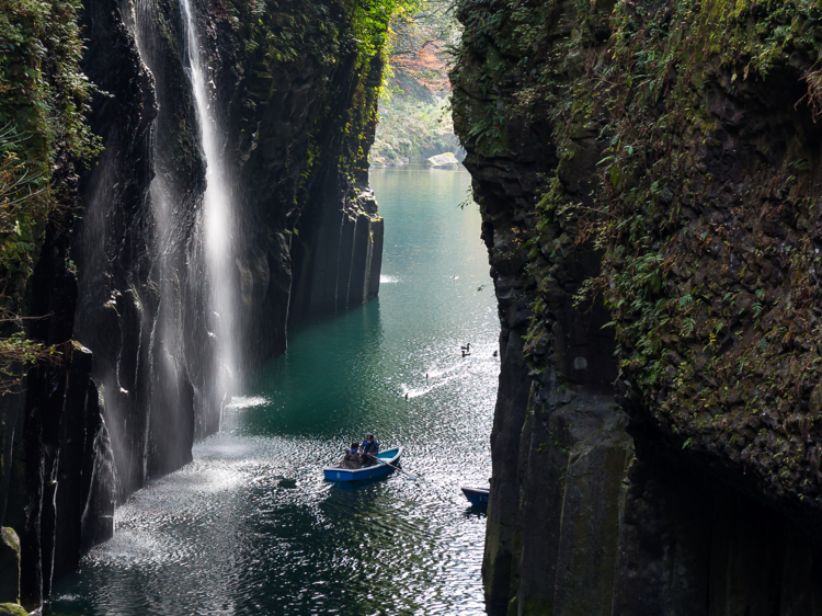 Paddle through Takachiho Gorge