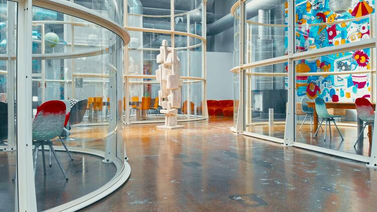 À Saint-Ouen, un lieu d’art gratuit conçu avec des morceaux de verre de la chenille du Centre Pompidou