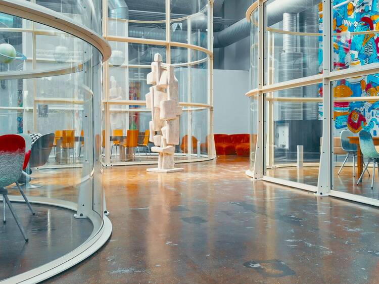 À Saint-Ouen, un lieu d’art gratuit conçu avec des morceaux de verre de la chenille du Centre Pompidou