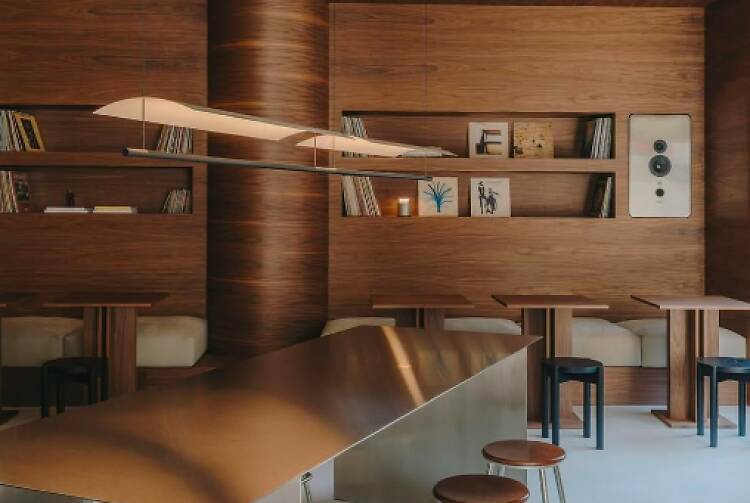 jaç hi-fi bar, listening