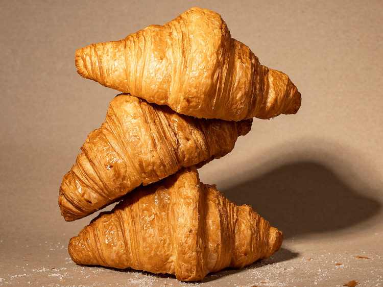 Una receta de 40 años hornea los croissants pequeños más deseados en Madrid ahora mismo (más allá de los icónicos manolitos)