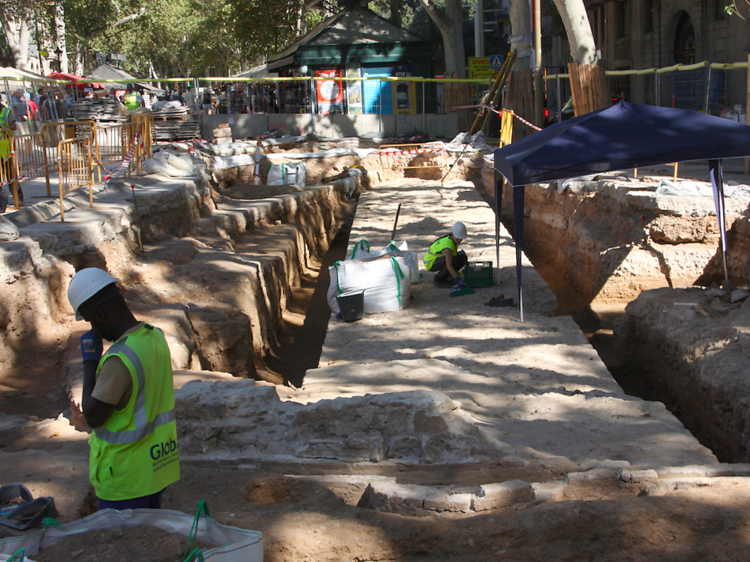 Troballa insòlita a les obres de la Rambla: apareix un tram de 50 metres de la muralla medieval amb una torre de més de quatre metres