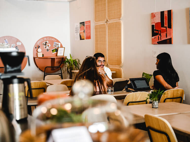 É café, cowork e casa de projectos comunitários. É o Elevada e fica em Arroios