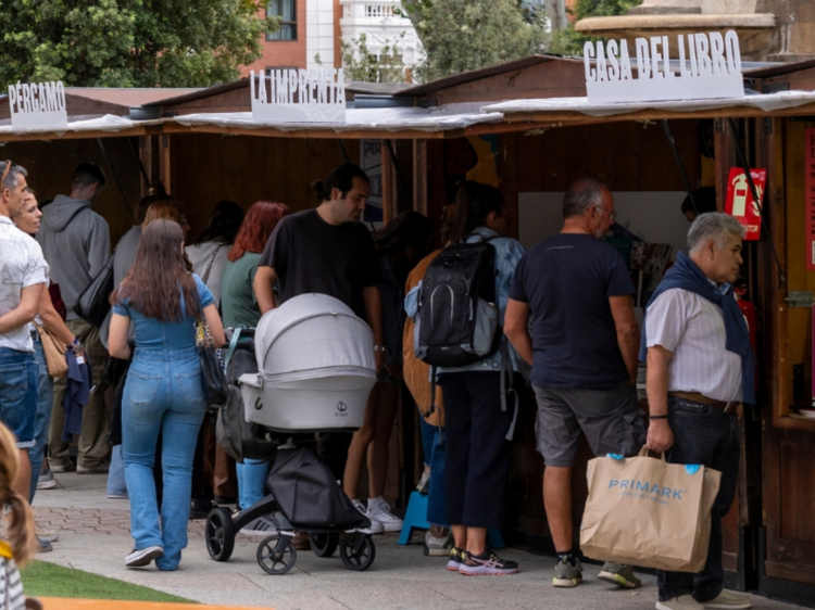 Como la Feria del Libro, pero en versión mini y en septiembre: autores, casetas y horarios sobre la nueva cita para los amantes de la literatura en Madrid