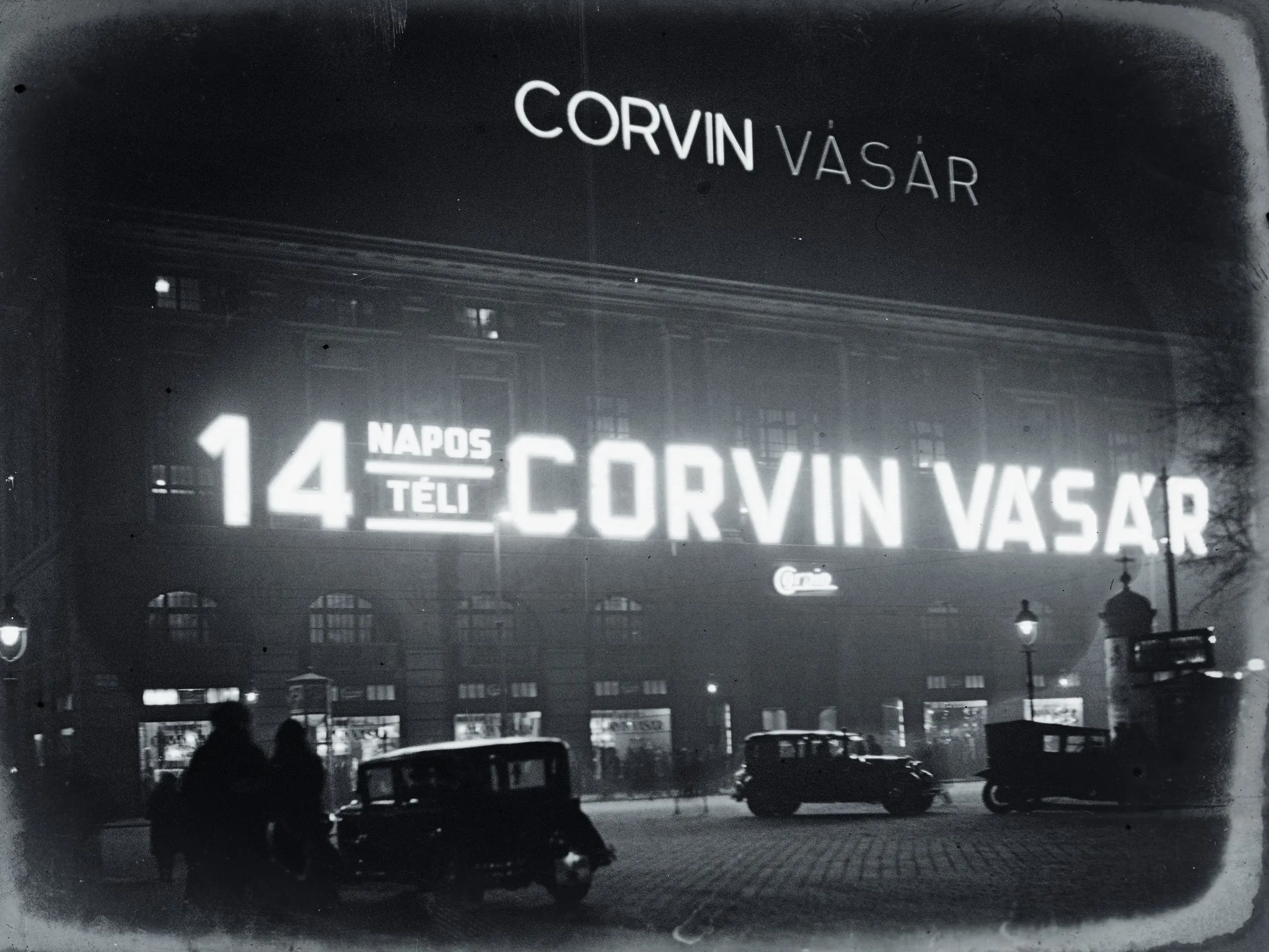 A Corvin Palace 1930-ban készült fotója a téli vásár idején