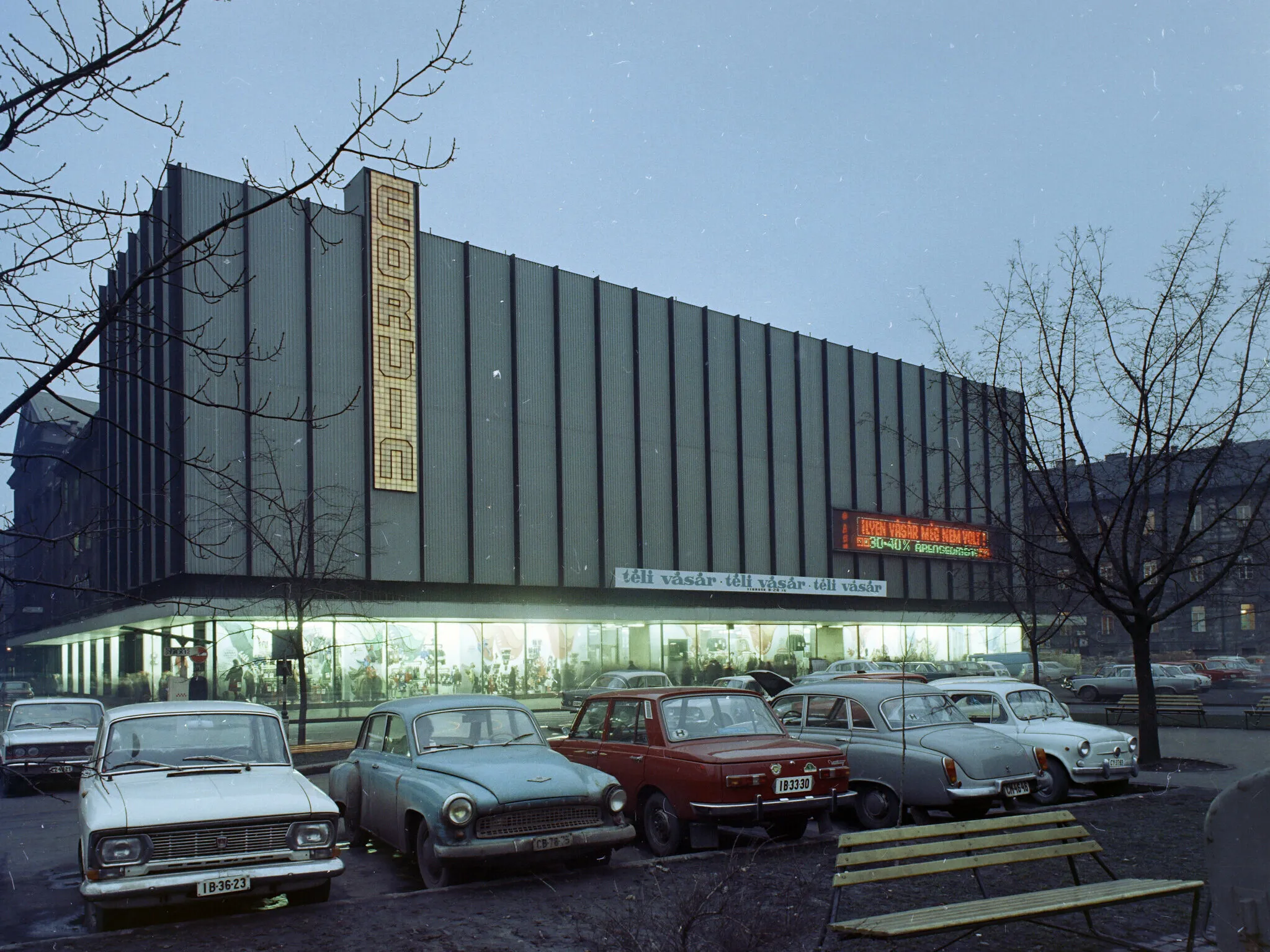 A Corvin Palace 1971-ben készült fényképe, már alumíniummal bevonva
