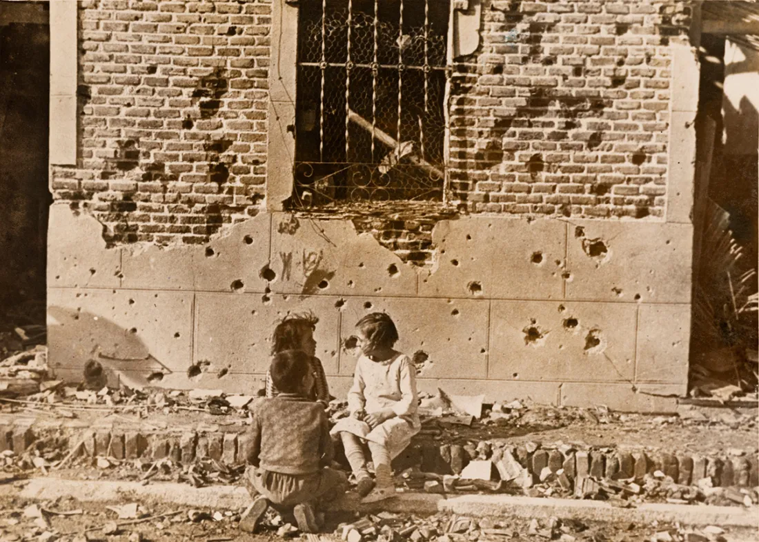 'Niños jugando en la calle de Vallecas', por Robert Capa.
