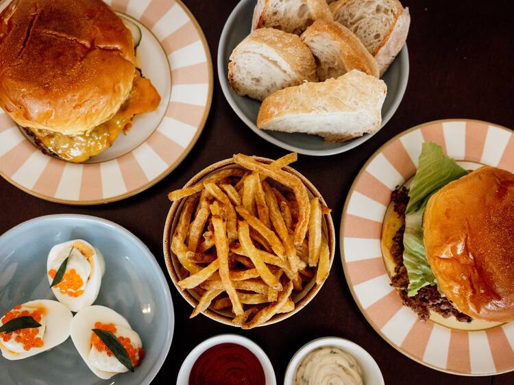 Pigalle: a Rua Amarela ganhou um bistrô francês com smash burgers