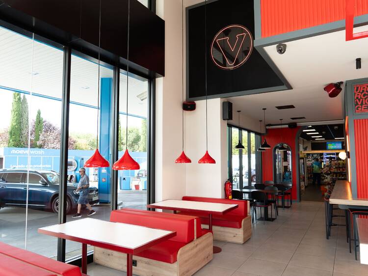 Estas famosísimas smash burgers llegan a una gasolinera: Vicio sorprende en el sur de Madrid