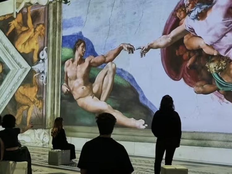 Así es la exposición inmersiva del Ideal que os desafía a elegir entre los artistas renacentistas Leonardo y Miguel Ángel