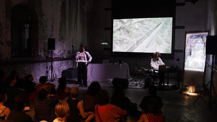 Fake and Extinct, con Klara Kofen y Cameron Graham