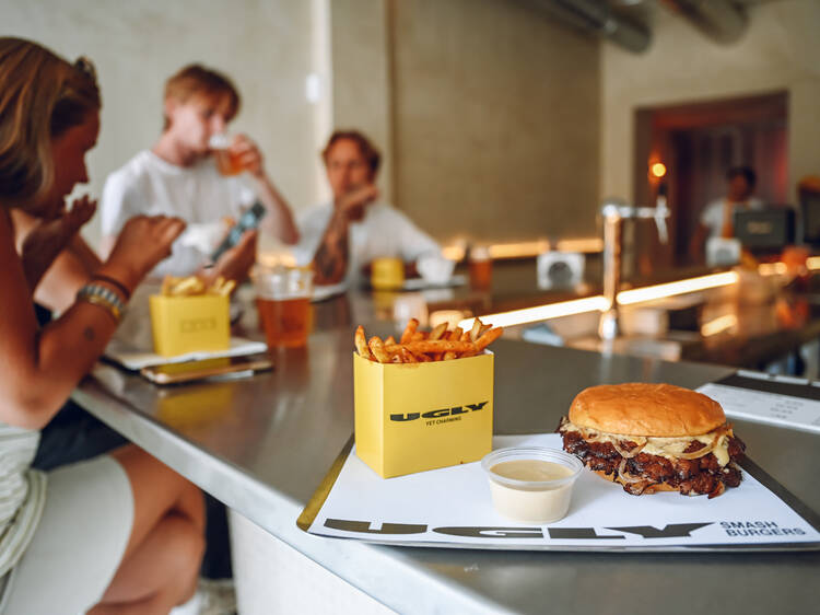Prometem ser feios e imperfeitos, mas saborosos. São os smash burgers do Ugly