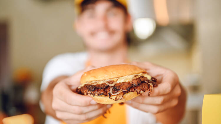 Smash burgers: seis sítios onde comer os hambúrgueres da moda (e ser feliz)